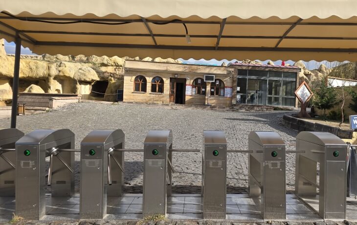 Göreme Açık Hava Müzesi'nin turnikeli giriş kapısı ve arka planda gişe binası görülüyor.